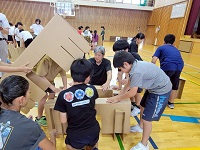 西小学校児童らとともに避難所体験教室に参加する市長