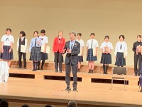 飛騨吹奏楽コンクール閉会式であいさつする市長