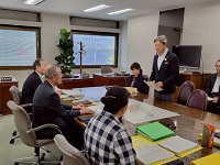 市一般会計・特別会計歳入歳出決算審査であいさつする市長