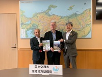 高松諭北陸地方整備局長に神通川水系砂防促進協力会要望書を手交する市長ら