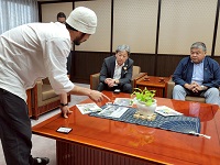 デンバー市で茅葺職人の藤原拓馬氏が参加されたアーティスト交流事業の報告を受ける市長ら