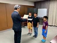 西日本大会・全国大会に出場される北小のみなさんに激励金を贈呈する市長