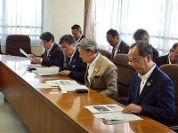 中部地方整備局長らに対し飛騨地域基盤整備促進期成同盟会による道路整備促進に関する要望を行う市長ら
