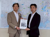中部地方整備局河川部長に水道事業に関する要望書を手交する市長