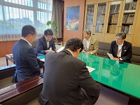 廣瀬昌由国土交通省技監に対し道路整備促進に関する要望を行う市長ら