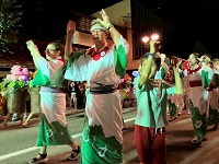 ちょけらまいか大仮装盆踊り大会に参加する市長