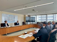 国土交通省中部地方整備局長らに対し中部縦貫自動車道の整備促進に関する要望を行う市長ら