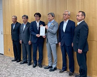 藤井忠直岐阜県県土整備部長らに対し中部縦貫自動車道の整備促進に関する要望を行う市長ら