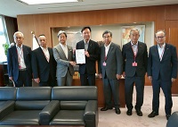 国定勇人国土交通大臣政務官に対し中部縦貫自動車道の整備促進に関する要望書を手交する市長ら