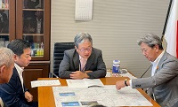 森昌文内閣総理大臣補佐官に対し中部縦貫自動車道の整備促進に関する要望を行う市長