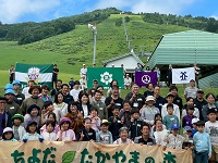 「ちよだ・たかやまの森」交流ツアーに参加されたみなさんと記念撮影