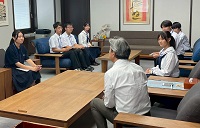 インターンシップ実習生の吉城高校生徒らと面談する市長