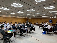 市行政経営推進委員会であいさつをする市長
