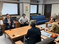鷹橋賢淳岐阜県民間保育園・認定こども園連盟会長らと面談する市長