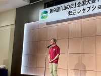 歓迎レセプションであいさつする市長