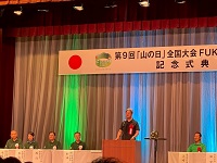 記念式典であいさつする市長
