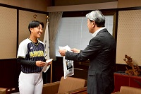 全日本中学女子軟式野球大会に出場する戸谷歩未さんを激励する市長