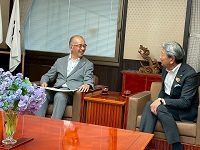 塩屋節次市青少年育成市民会議顧問と面談する市長