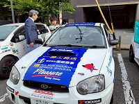 10月の大会に出場する中嶋健人ドライバーからラリー車の説明を受ける市長
