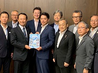 柴橋正直県国道協会会長らとともに江崎禎英県知事と道路整備促進等に関する要望書を手交