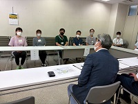 福祉関係事業所スタッフと意見交換する市長
