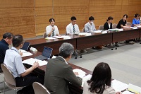 市こども未来推進委員会で委員として発言する飛騨高山高校の生徒