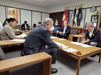 佐藤昇代表監査員から決算審査意見書の説明を受ける市長