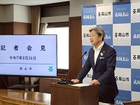 定例記者会見を行う市長