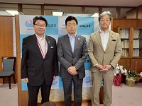 成原茂白川村長とともに面談を行った水嶋智国土交通事務次官