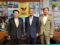 成原茂白川村長とともに面談を行った高橋克法国土交通副大臣