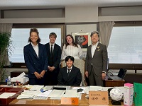 8月から着任した外国語指導助手(ALT)らが市長と市長室で記念撮影