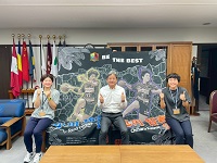 新しい選手横断幕を背にブルズの小川選手、近内選手と記念撮影