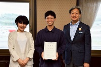 地域おこし協力隊員の加藤英之さんらと記念撮影