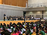 飛騨高山バレーボール交流大会開会式であいさつする市長