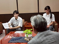 高校生ボランティア・アワード2025「さだまさし賞」受賞を報告する片野茉奈加さんと宮田心々美さん