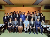 デンバー高山姉妹都市委員会訪問団のみなさんと記念撮影