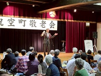 空町敬老会であいさつする市長
