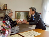 住山春美さんに満百歳の敬老祝い状を贈呈する市長
