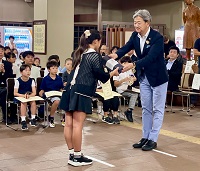 表彰式で高山市長賞を受賞者に贈呈する市長