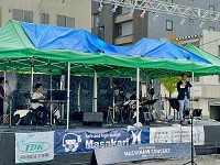 飛騨高山まちなみコンサートであいさつする市長