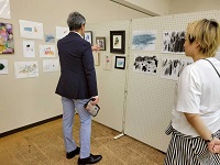 アトリエ・オンジール美術展を鑑賞する市長