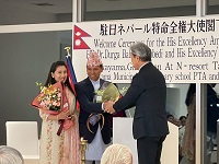 駐日ネパール特命全権大使と握手を交わす市長