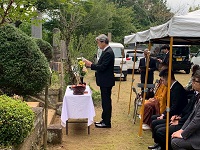 追悼法要であいさつする市長