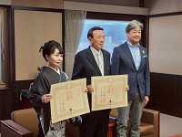 紺綬褒章を受けられた東夫妻と市長