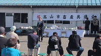 褒章授与式であいさつする市長