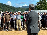 開会式であいさつする市長