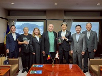 高山市を訪問中のキリヤックシビウ国際演劇祭総裁らと市長