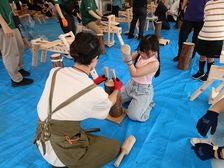 マンリキで木を割る