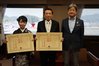 受賞伝達と物品の受け渡し