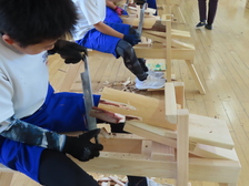 座面に脚を入れる